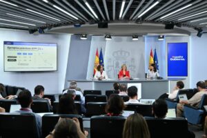 La portavoz del Gobierno, Pilar Alegría; la vicepresidenta primera y ministra de Hacienda, María Jesús Montero, y la ministra de Igualdad, Ana Redondo, en la rueda de prensa posterior al Consejo de Ministros. (Foto: Pool Moncloa/Borja Puig de la Bellacasa)