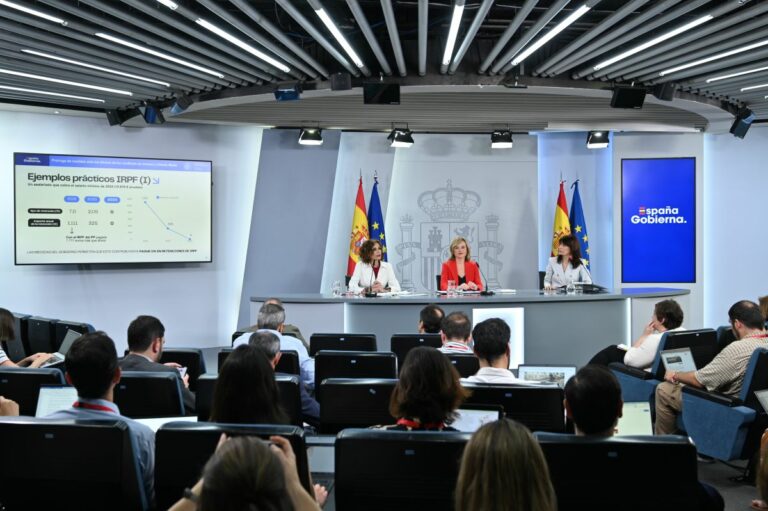 La portavoz del Gobierno, Pilar Alegría; la vicepresidenta primera y ministra de Hacienda, María Jesús Montero, y la ministra de Igualdad, Ana Redondo, en la rueda de prensa posterior al Consejo de Ministros. (Foto: Pool Moncloa/Borja Puig de la Bellacasa)
