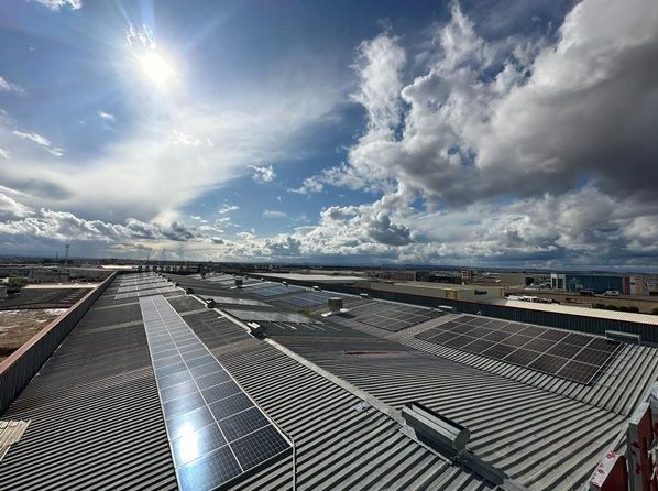 Imagen de placas solares en la cubierta de edificios. (Foto: Iberdrola)