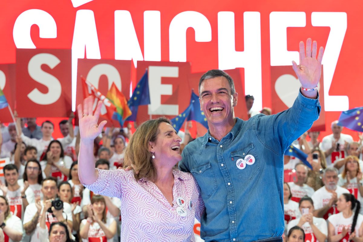 El presidente del Gobierno y líder del PSOE, Pedro Sánchez, junto a la vicepresidenta y ministra Teresa Ribera, en un acto de cierre de campaña. (Foto: PSOE / Eva Ercolanese) sánchez y ribera