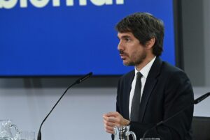 El ministro de Cultura, Ernest Urtasun, en la rueda de prensa posterior al Consejo de Ministros. (Foto: Pool Moncloa /Borja Puig de la Bellacasa)