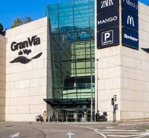 Imagen del Centro Comercial Gran Vía de Vigo. (Foto: Lar España)