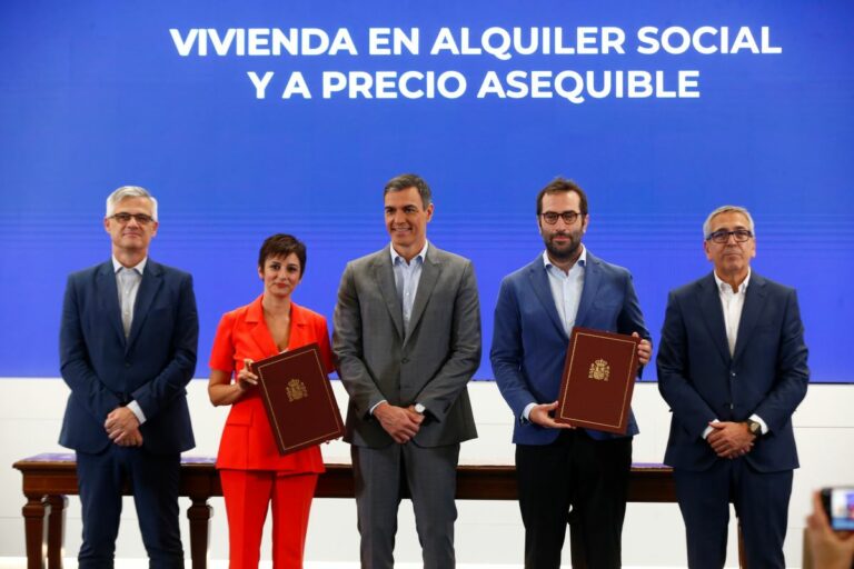 El presidente del Gobierno, Pedro Sánchez, junto a la ministra de Vivienda y Agenda Urbana, Isabel Rodríguez, y el ministro de Economía, Comercio y Empresa, Carlos Cuerpo, entre otros. (Foto: Pool Moncloa/José Manuel Álvarez)