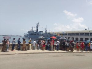 Cubanos hacen larga fila para visitar patrullero ruso
