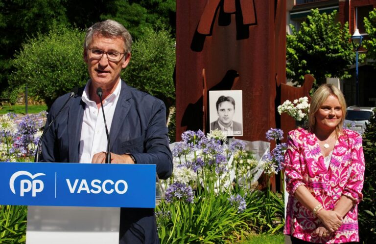 El líder del PP, Alberto Núñez Feijóo, en el homenaje a Miguel Ángel Blanco en Ermua. (Foto: PP)
