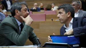 El presidente de la Generalitat, Carlos Mazón, y el vicepresidente primero y Conseller de Cultura y Deporte, Vicente Barrera, en el Pleno de la Cámara valenciana. (Foto: José Cuéllar/Corts Valencianes)
