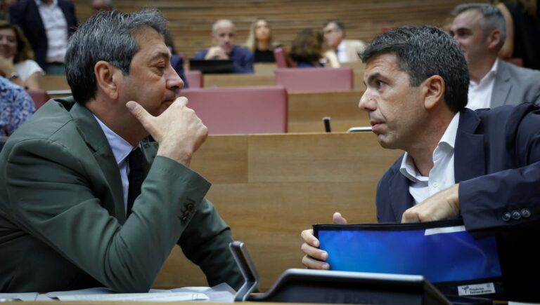 El presidente de la Generalitat, Carlos Mazón, y el vicepresidente primero y Conseller de Cultura y Deporte, Vicente Barrera, en el Pleno de la Cámara valenciana. (Foto: José Cuéllar/Corts Valencianes)