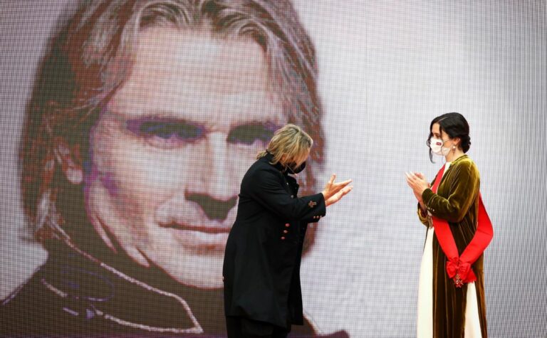 Nacho Cano junto a Isabel Díaz Ayuso en la entrega de las Medallas y Condecoraciones de la Orden del Dos de Mayo de la Comunidad de Madrid en 2021. (Foto: Comunidad de Madrid)