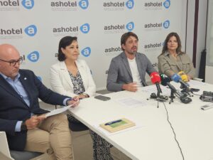 El presidente de Ashotel, Jorge Marichal, junto a otros representantes de la asociación hotelera en una comparecencia ante los medios esta mañana. (Fuente: Ashotel)