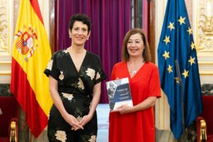 La ministra Elma Saiz entrega el informe anual del Fondo de Reserva de 2023 a la presidenta del Congreso, Francina Armengol. (Foto: Congreso)