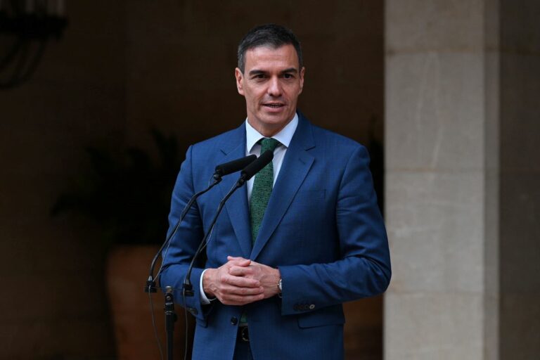 El presidente del Gobierno, Pedro Sánchez, comparece ante los medios tras el despacho con el Rey, Felipe VI. (Foto: Pool Moncloa/Borja Puig de la Bellacasa)
