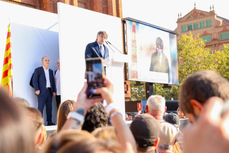 El expresidente de la Generalitat Carles Puigdemont en el acto en el Arco del Triunfo. (Foto: Junts)