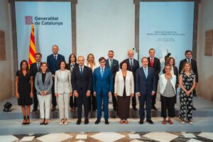 El presidente de la Generalitat, Salvador Illa, junto a los nuevos miembros de su Gobierno. (Foto: Generalitat)