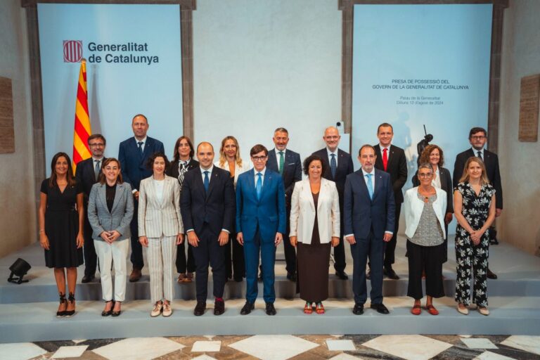 El presidente de la Generalitat, Salvador Illa, junto a los nuevos miembros de su Gobierno. (Foto: Generalitat)