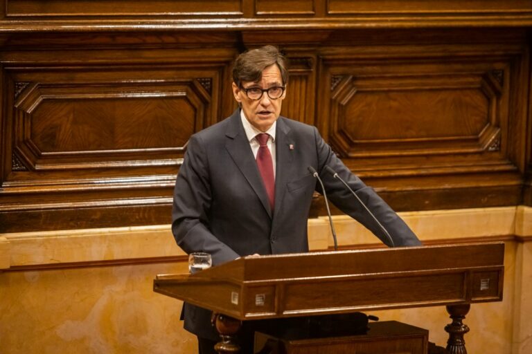 El nuevo presidente de la Generalitat, Salvador Illa, durante el pleno de investidura. (Foto: Parlament)
