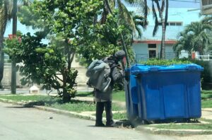 Persona busca en la basura (La Habana, Cuba)