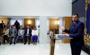 El presidente del Principado de Asturias, Adrián Barbón, en una comparecencia ante los medios. (Foto: Gobierno de Asturias)
