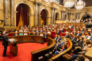 Imagen del pleno de investidura de Salvador Illa como candidato a la Presidencia de la Generalitat. (Foto: Parlament / Sergio Ramos Ladevesa)