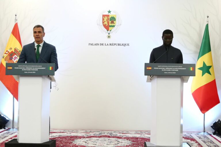 El presidente del Gobierno, Pedro Sánchez, junto al presidente de Senegal, Bassirou Diomaye Faye, en el Palacio Presidencial, en Dakar. (Foto: Pool Moncloa/Fernando Calvo)