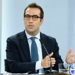 El Gobierno elevará hasta el 2,9% su previsión de crecimiento económico para 2025 El ministro de Economía, Comercio y Empresa, Carlos Cuerpo, en la rueda de prensa tras el Consejo de Ministros. (Foto: Pool Moncloa/José Manuel Álvarez)