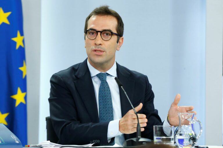 El ministro de Economía, Comercio y Empresa, Carlos Cuerpo, en la rueda de prensa tras el Consejo de Ministros. (Foto: Pool Moncloa/José Manuel Álvarez)