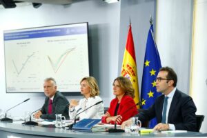 El ministro de Economía, Comercio y Empresa, Carlos Cuerpo, en la rueda de prensa tras el Consejo de Ministros. (Foto: Pool Moncloa/José Manuel Álvarez)