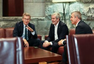 El líder del PP, Alberto Núñez Feijóo, y el presidente de Canarias, Fernando Clavijo. (Foto: PP)