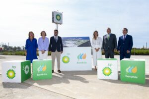 Representantes de Iberdrola y BP junto a la alcaldesa de Castellón, secretaria de estado de Energía y el presidente de la Generalitat Valenciana. (Foto: Iberdrola)