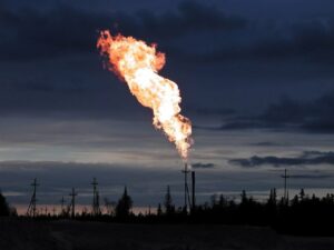 La quema de combustibles fósiles es una de las fuentes de emisión de metano. / Adobe Stock/Ilya Glovatskiy