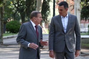 Pedro Sánchez y Edmundo González en el Palacio de la Moncloa. (Foto: Pool Moncloa/Fernando Calvo)