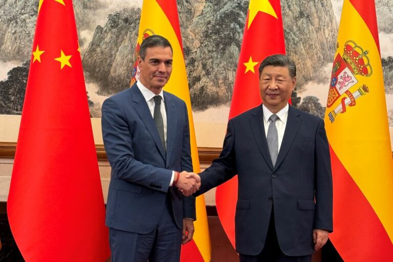 El presidente del Gobierno, Pedro Sánchez, y el presidente de la República Popular China, Xi Jinping. (Foto: Pool Moncloa/Borja Puig de la Bellacasa)