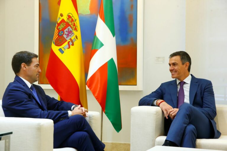 El presidente del Gobierno, Pedro Sánchez, junto al lehendakari, Imanol Pradales, en el Complejo de la Moncloa. (Foto: Pool Moncloa / José Manuel Álvarez)