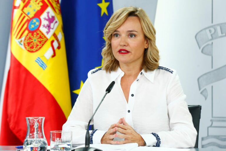 La portavoz del Gobierno y ministra de Educación, Pilar Alegría, en la rueda de prensa tras el Consejo de Ministros. (Foto: Pool Moncloa/José Manuel Álvarez)