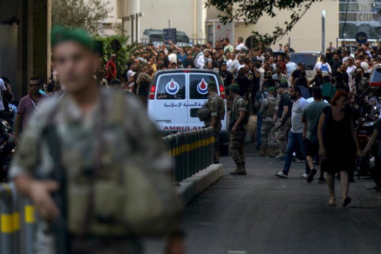 Ambulancia en Beirut tras la explosión de cientos de dispositivos buscapersonas en manos de miembros de Hezbolá. (Foto: Marwan Naamani/dpa)