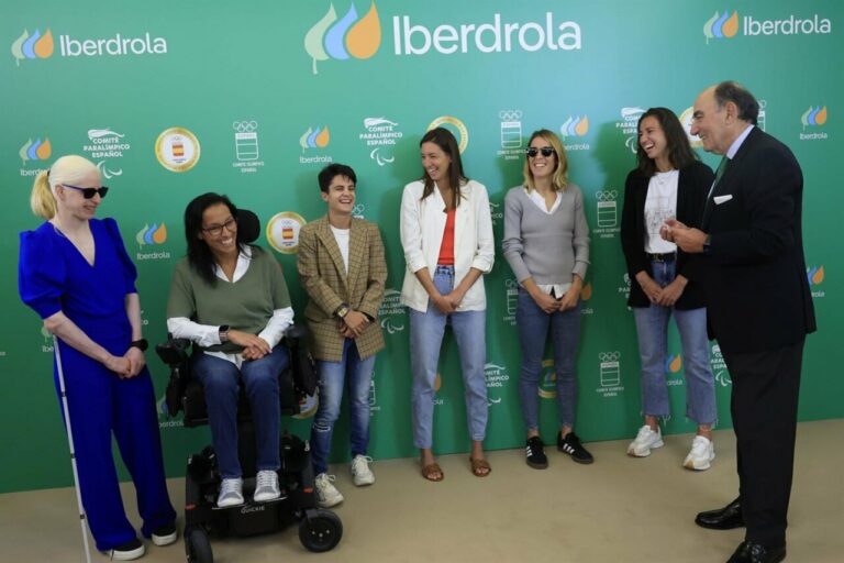 Ignacio Galán junto a Susana Rodríguez, Teresa Perales, María Pérez, Laura Ester, Elena Congost y Sara Sorribes - IBERDROLA