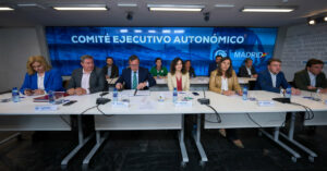 Ana Millán, junto a Isabel Díaz Ayuso y Alfonso Serrano en el Comité Ejecutivo Autonómico del PP en Madrid. (Foto: PP de la Comunidad de Madrid)