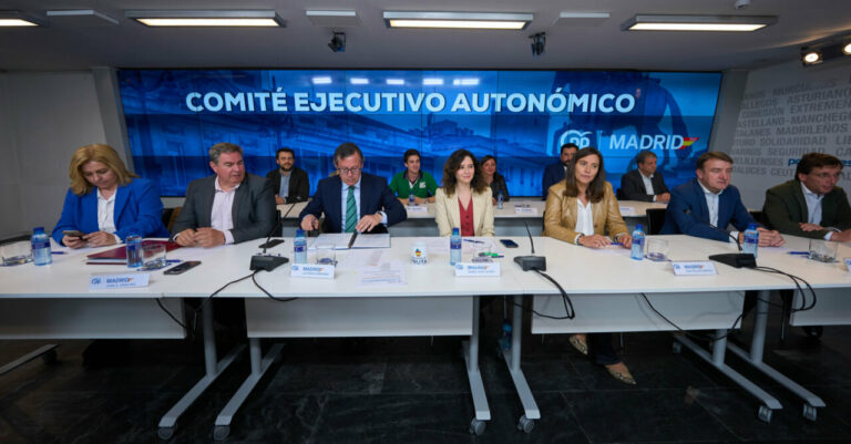 Ana Millán, junto a Isabel Díaz Ayuso y Alfonso Serrano en el Comité Ejecutivo Autonómico del PP en Madrid. (Foto: PP de la Comunidad de Madrid)