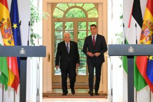 El presidente del Gobierno, Pedro Sánchez, y el presidente del Estado de Palestina, Mahmud Abbas, en el Complejo de la Moncloa. (Foto: Pool Moncloa / Borja Puig de la Bellacasa)
