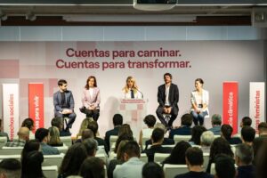 La vicepresidenta segunda y líder de Sumar, Yolanda Díaz, junto a los ministros y ministras Mónica García, Ernest Urtasun, Sira Rego y Pablo Bustinduy. (Foto: Sumar)