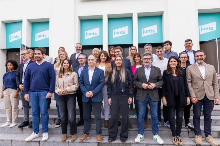 Los miembros de la candidatura de Carles Puigdemont posan en el congreso de Junts | Foto de Junts