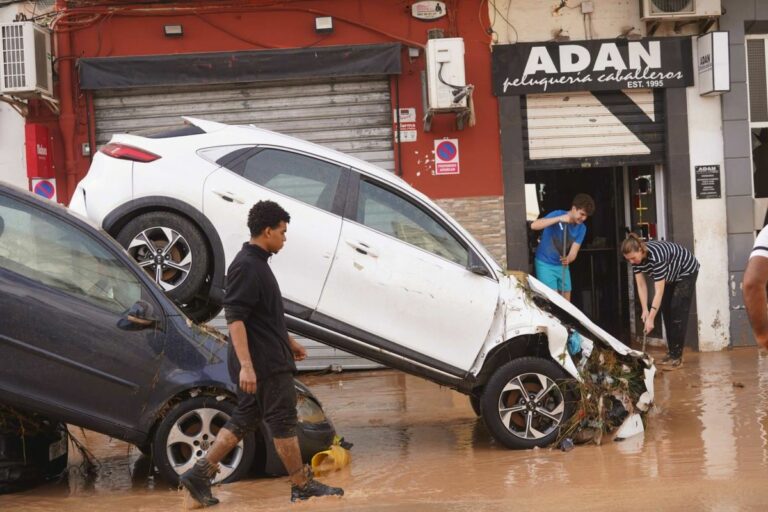 Afectados por la DANA en Valencia | Foto de Cáritas