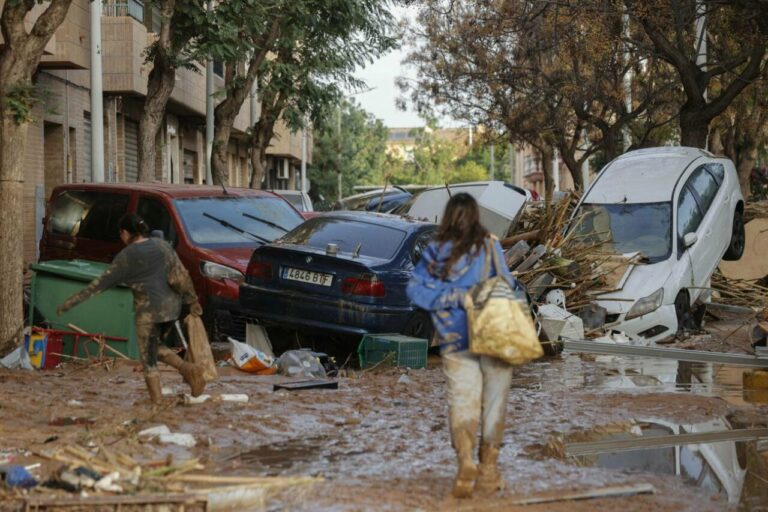 Vista de una calle afectada en Paiporta, tras las fuertes lluvias causadas por la DANA. EFE/Manu Bruque