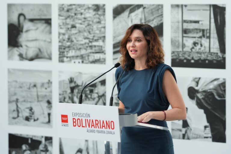 La presidenta de la Comunidad de Madrid, Isabel Díaz Ayuso, en la presentación de la exposición Bolivariano en la Puerta del Sol. (Foto: Comunidad de Madrid)
