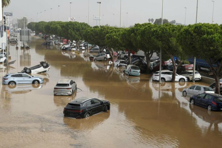 Vista general del polígono industrial de Sedaví (Valencia) anegado a causa de las lluvias torrenciales de las últimas horas. EFE/Miguel Ángel Polo