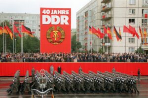 Soldados del Ejército Popular desfilan durante la celebración de la creación de la República Democrática Alemana (RDA) ante la tribuna instalada en la avenida Karl Marx de Berlín Este. Foto: dpa