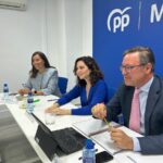 Imagen de archivo de Isabel Díaz Ayuso junto a Ana Millán y Alfonso Serrano en una reunión del Comité de Dirección del PP de Madrid. (Foto: PP de Madrid)