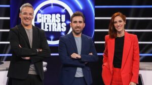 Imagen de Aitor Albizua y los expertos David Calle y Elena Herraiz del programa Cifras y Letras. (Foto: RTVE)