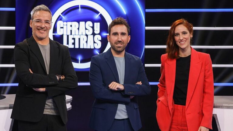 Imagen de Aitor Albizua y los expertos David Calle y Elena Herraiz del programa Cifras y Letras. (Foto: RTVE)