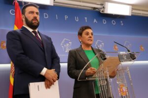 La portavoz de EH Bildu en el Congreso, Mertxe Aizpurua, y el diputado Jon Iñarritu, en una comparecencia ante los medios. (Foto: EH Bildu)