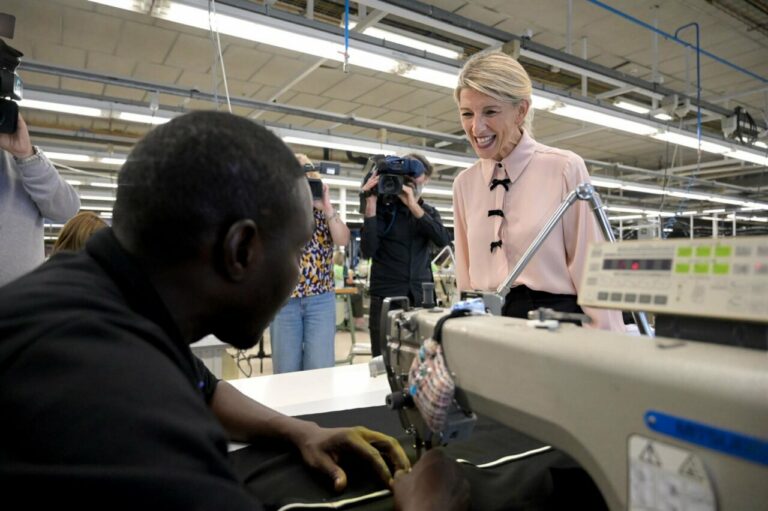 La ministra de Trabajo y Economía Social, Yolanda Díaz, visita la fábrica de Inditex / Foto: M. Dylan